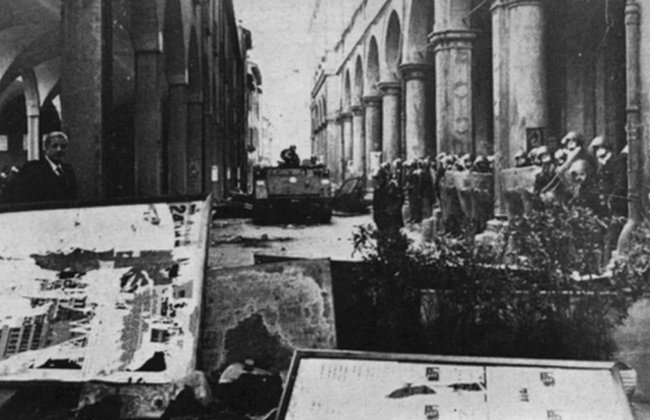 les chars blindés entrent dans Bologne